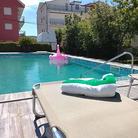 Lazy Dayz Pool
