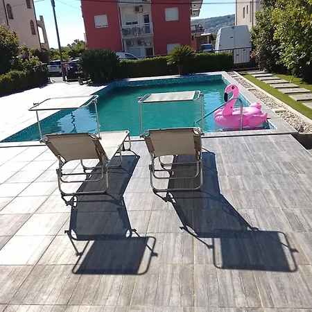 Lazy Dayz Pool *
