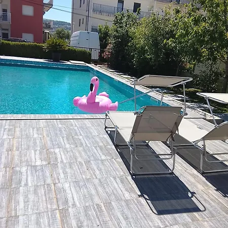 Lazy Dayz Pool